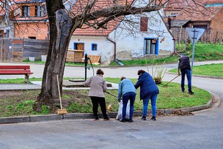 Senioři * Velký jarní úklid města Velké Pavlovice - senioři smejčili o sto šest!