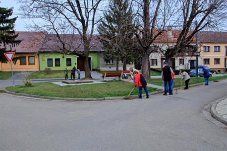 Senioři * Velký jarní úklid města Velké Pavlovice - senioři smejčili o sto šest!