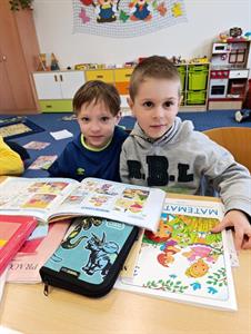Mateřská škola * Návštěva u prvňáčků v ZŠ; Vítání občánků; Přehlídka zpěváčků O Malovanú pantličku Augusty Šebestové
