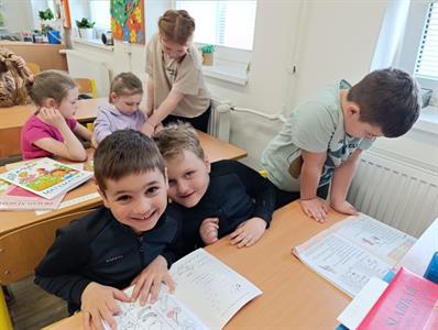 Mateřská škola * Návštěva u prvňáčků v ZŠ; Vítání občánků; Přehlídka zpěváčků O Malovanú pantličku Augusty Šebestové