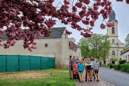 Farnost * Velikonoce 2025 - město rozezněly místo kostelních zvonů řehtačky