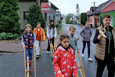 Farnost * Velikonoce 2025 - město rozezněly místo kostelních zvonů řehtačky