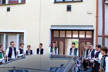 Kultura & folklor * Velkopavlovická chasa na velikonoční obchůzce s 13 metrů dlouhou pomlázkou
