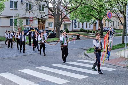 Kultura & folklor * Velkopavlovická chasa na velikonoční obchůzce s 13 metrů dlouhou pomlázkou