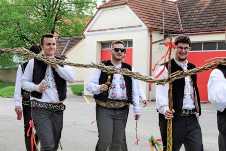 Kultura & folklor * Velkopavlovická chasa na velikonoční obchůzce s 13 metrů dlouhou pomlázkou