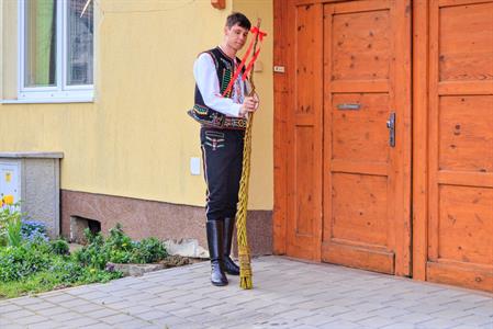 Kultura & folklor * Velkopavlovická chasa na velikonoční obchůzce s 13 metrů dlouhou pomlázkou