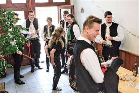 Kultura & folklor * Velkopavlovická chasa na velikonoční obchůzce s 13 metrů dlouhou pomlázkou