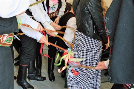 Kultura & folklor * Velkopavlovická chasa na velikonoční obchůzce s 13 metrů dlouhou pomlázkou