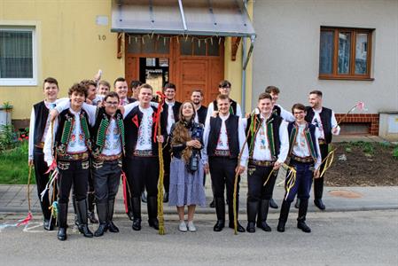 Kultura & folklor * Velkopavlovická chasa na velikonoční obchůzce s 13 metrů dlouhou pomlázkou