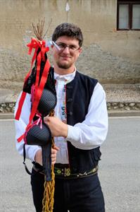 Kultura & folklor * Velkopavlovická chasa na velikonoční obchůzce s 13 metrů dlouhou pomlázkou