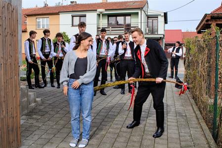 Kultura & folklor * Velkopavlovická chasa na velikonoční obchůzce s 13 metrů dlouhou pomlázkou