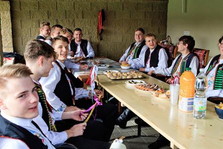 Kultura & folklor * Velkopavlovická chasa na velikonoční obchůzce s 13 metrů dlouhou pomlázkou