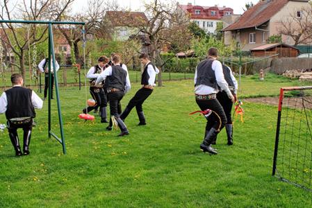 Kultura & folklor * Velkopavlovická chasa na velikonoční obchůzce s 13 metrů dlouhou pomlázkou
