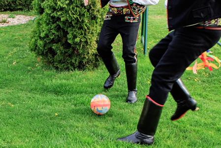 Kultura & folklor * Velkopavlovická chasa na velikonoční obchůzce s 13 metrů dlouhou pomlázkou