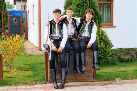 Kultura & folklor * Velkopavlovická chasa na velikonoční obchůzce s 13 metrů dlouhou pomlázkou