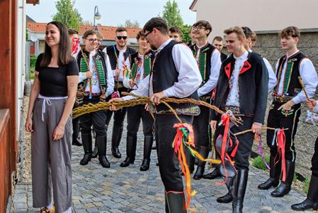 Kultura & folklor * Velkopavlovická chasa na velikonoční obchůzce s 13 metrů dlouhou pomlázkou