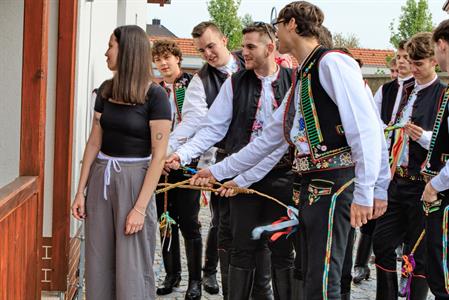 Kultura & folklor * Velkopavlovická chasa na velikonoční obchůzce s 13 metrů dlouhou pomlázkou