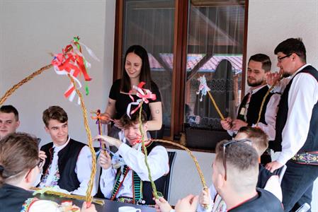 Kultura & folklor * Velkopavlovická chasa na velikonoční obchůzce s 13 metrů dlouhou pomlázkou