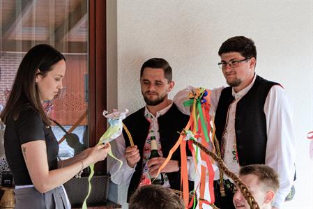 Kultura & folklor * Velkopavlovická chasa na velikonoční obchůzce s 13 metrů dlouhou pomlázkou