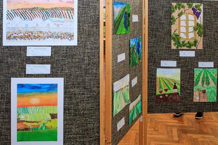 Kultura a umění * Vernisáž výstavy dětských výtvarných prací  Kouzlo přírody: Slunce nad vinicemi