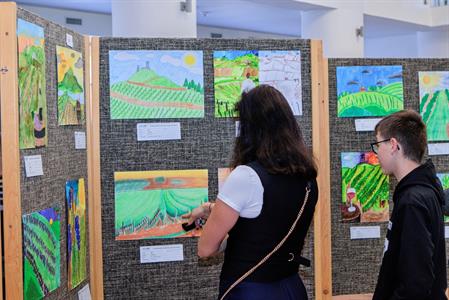 Kultura a umění * Vernisáž výstavy dětských výtvarných prací  Kouzlo přírody: Slunce nad vinicemi