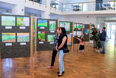 Kultura a umění * Vernisáž výstavy dětských výtvarných prací  Kouzlo přírody: Slunce nad vinicemi