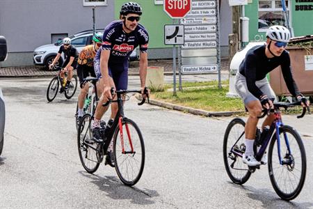 Sport * Závod Road Classics Pálava - peloton projel Velkými Pavlovicemi