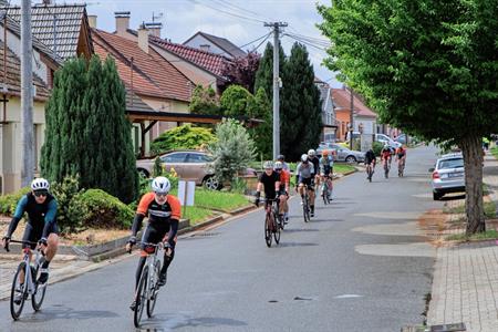 Sport * Závod Road Classics Pálava - peloton projel Velkými Pavlovicemi