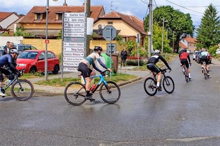 Sport * Závod Road Classics Pálava - peloton projel Velkými Pavlovicemi