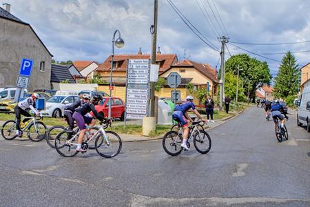 Sport * Závod Road Classics Pálava - peloton projel Velkými Pavlovicemi