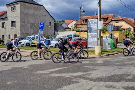 Sport * Závod Road Classics Pálava - peloton projel Velkými Pavlovicemi