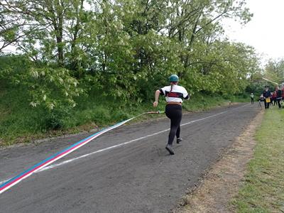 SDH * Dorostenky na soutěži v běhu na 100 m s překážkami v Drnholci; okresní kolo