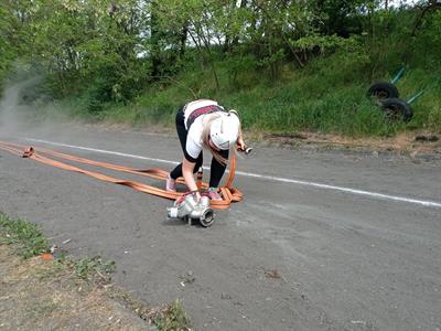 SDH * Dorostenky na soutěži v běhu na 100 m s překážkami v Drnholci; okresní kolo