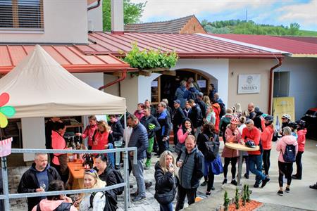 Spolek obcí Modré Hory * Májové putování okolím Modrých Hor; Modrohorská pecka; Meditrina - den plný cyklistiky a vína