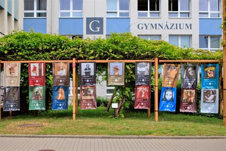 Gymnázium * Tablo maturantů třídy oktáva, školní rok 2024/2025; Písničky z mobilu