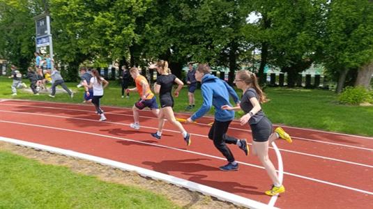 ZŠ * Úspěch na Olympiádě škol Hustopečska: 17 medailí a dva poháry pro naše žáky!