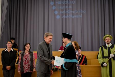 Senioři & Celoživotní vzdělávání * Slavností ukončení pilotního ročníku Univerzity 3. věku Mendelovy univerzity v Brně, pobočka Velké Pavlovice