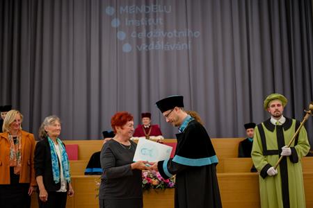 Senioři & Celoživotní vzdělávání * Slavností ukončení pilotního ročníku Univerzity 3. věku Mendelovy univerzity v Brně, pobočka Velké Pavlovice