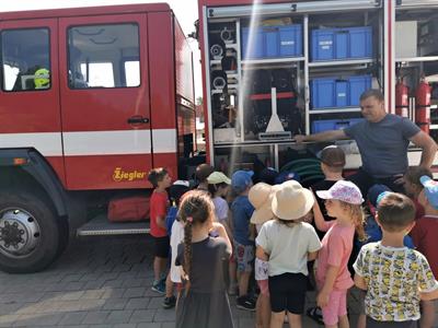 Mateřská škola * Oslava Mezinárodní dne dětí s hasiči a policisty