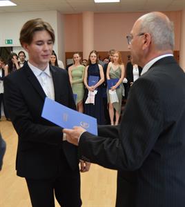 Gymnázium * Slavnostní předávání maturitních vysvědčení novým absolventům, školní rok 2024/2025