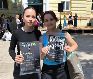 Gymnázium * Výtvarná soutěž NÁŠ SVĚT - obraz světa očima mladých. Úspěch Lucie Vránové & Anežky Zámečníkové