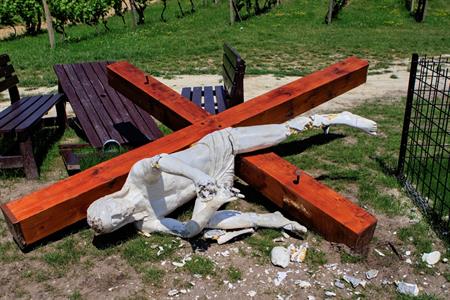 Vandalismus * Kříž Marka Laciny Óda na Frankovku nenávratně zničen