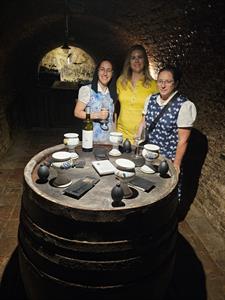 Víno & Vinařství * Do Habánského sklepa Vinařství Lacina zavítali Habáni z Kanady
