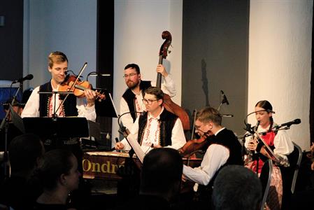 Kultura & folklor * VUS Ondráš; pásmo Z kraje do kraje ve velkopavlovické sokolovně