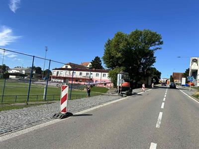 Budování ve městě * V ulici Hodonínská vzniká nové oplocení areálu TJ Slavoj Velké Pavlovice