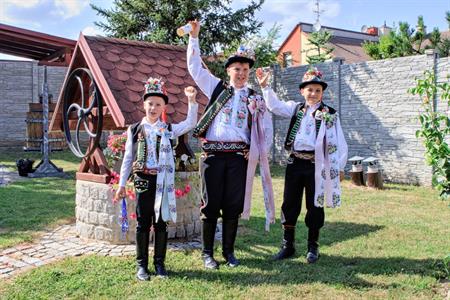 Kultura & folklor * HODY 2025 - Hodovní neděle 17. srpna 2025 - U první stárky Kláry Zborovské