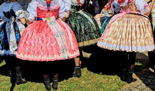 Kultura & folklor * HODY 2025 - Krása dívčího velkopavlovického kroje