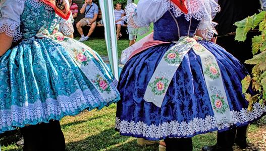 Kultura & folklor * HODY 2025 - Krása dívčího velkopavlovického kroje