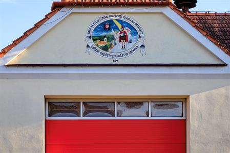 SDH * Na hasičské zbrojnici je vyobrazen sv. Florián, patron hasičů