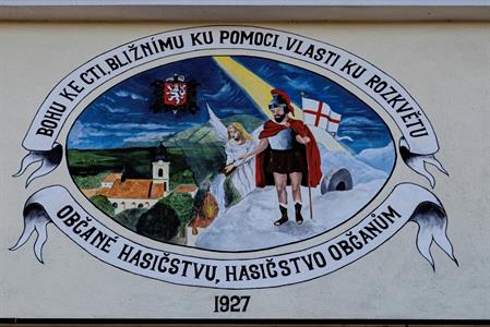 SDH * Na hasičské zbrojnici je vyobrazen sv. Florián, patron hasičů